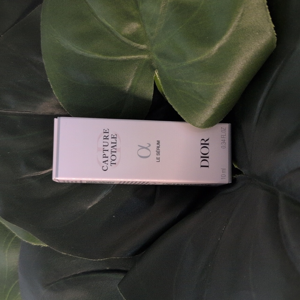 Dior Capture Totale Le Sérum - NIB .34 Fl. oz - Picture 2 of 3